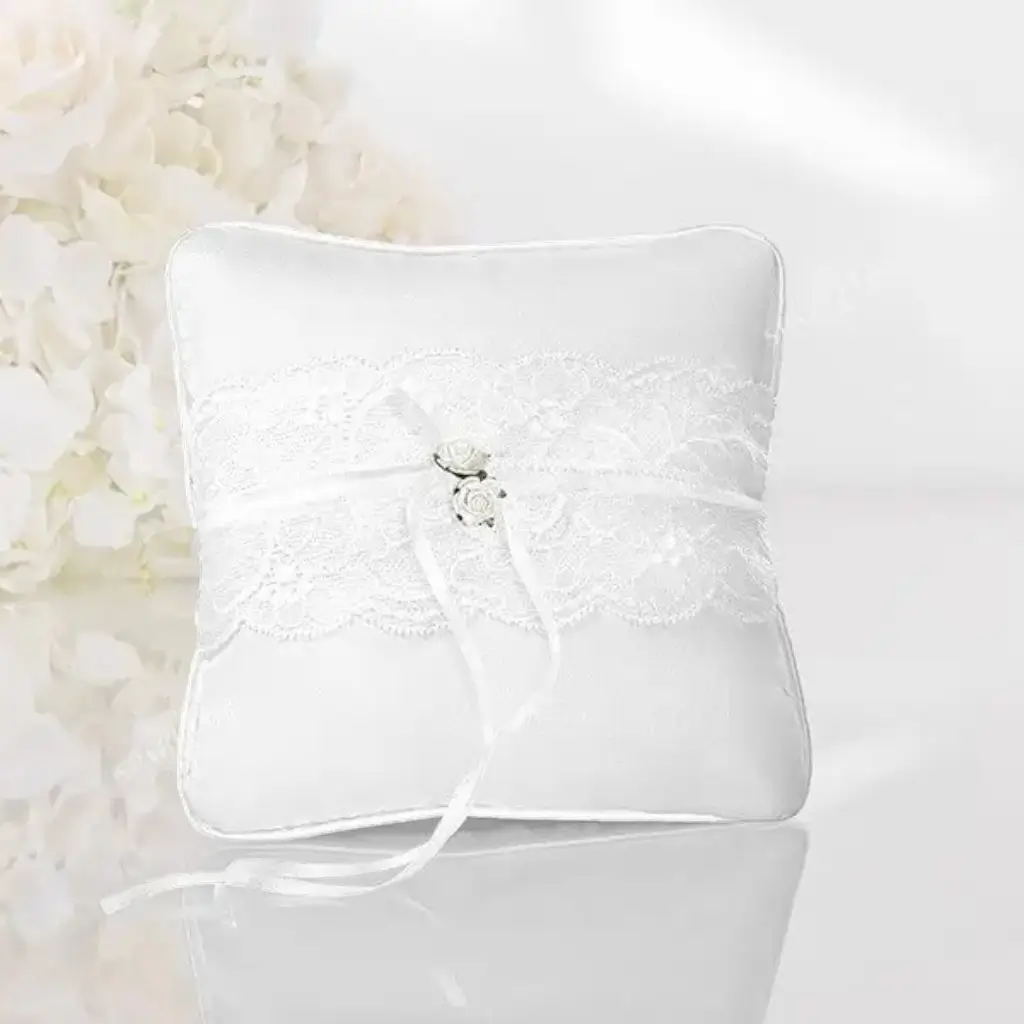 Cuscino bianco della fede nuziale con pizzo bianco e rose