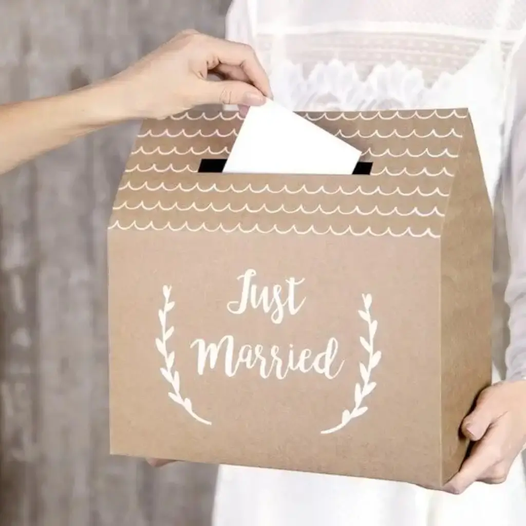 Urna di carta kraft con la scritta "Just Married".