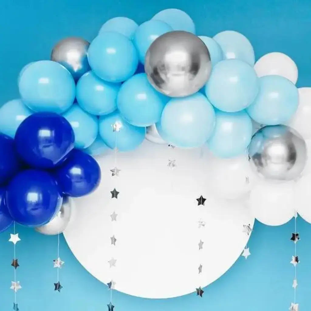 Mezzo arco di palloncini in blu, bianco e argento