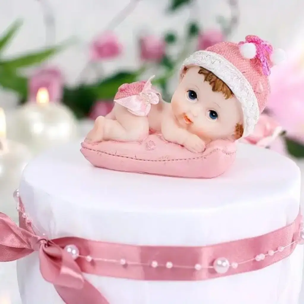 Figurina di bambina su un cuscino rosa