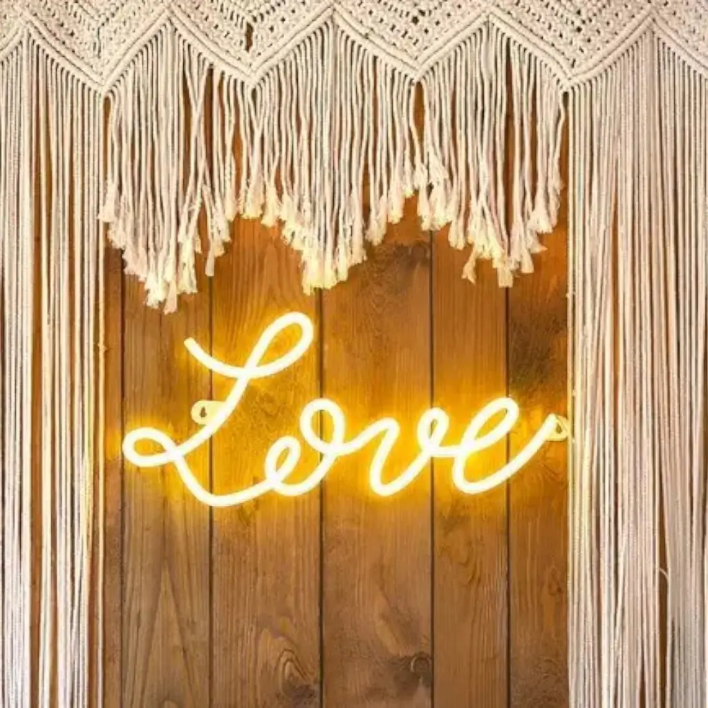 Lettera decorativa "LOVE" Neon LED bianco - 61x27,4cm