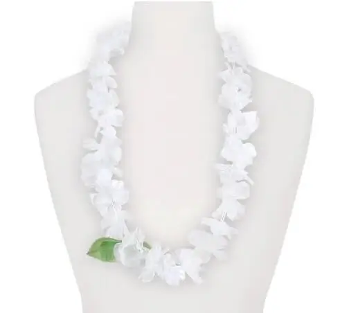 Collana hawaiana con fiori bianchi e foglie verdi