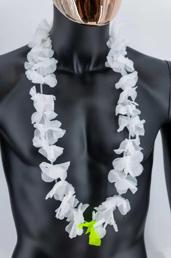 Collana hawaiana con fiori bianchi e foglie verdi