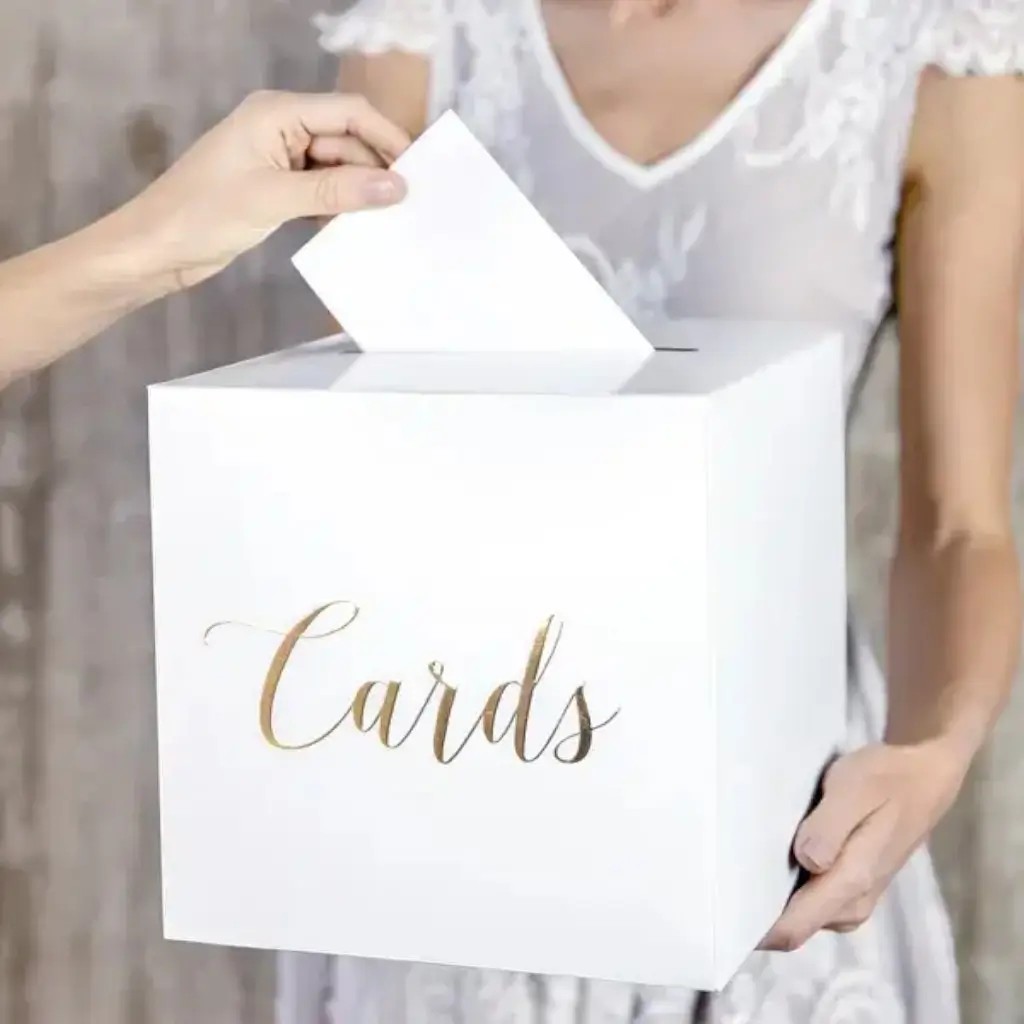 Urna di carta bianca con iscrizione "Cards" in oro