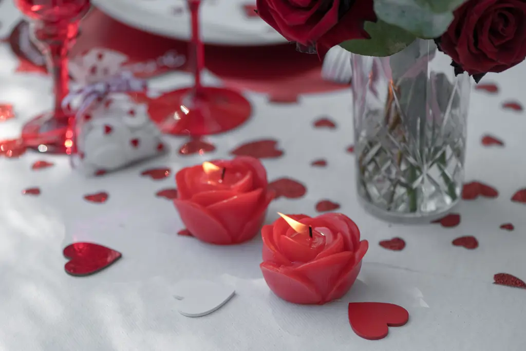 Candela con fiore scolpito rosa - Rosso