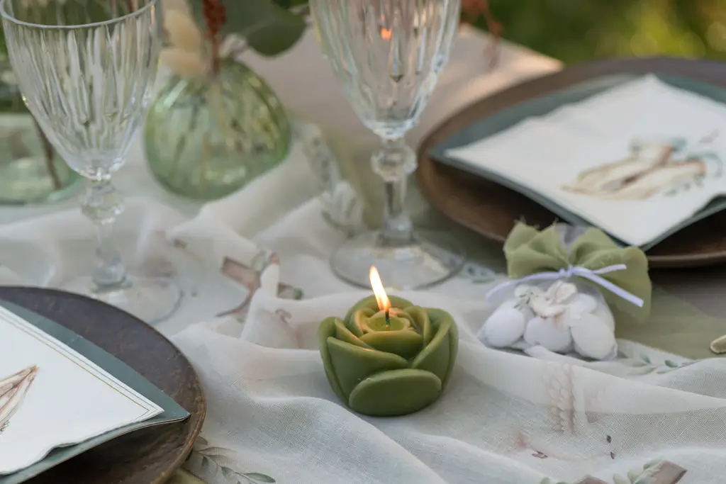 Candela con fiore di rosa intagliato - Olive