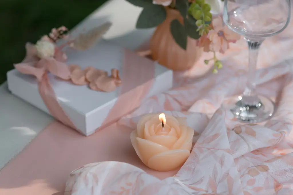 Candela con fiore scolpito di rosa - Pêche