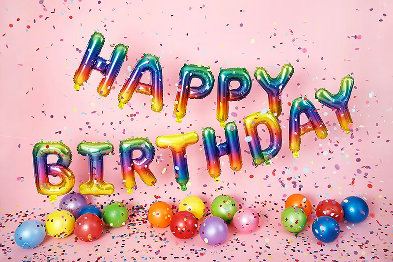 Palloncini multicolore con lettere di buon compleanno